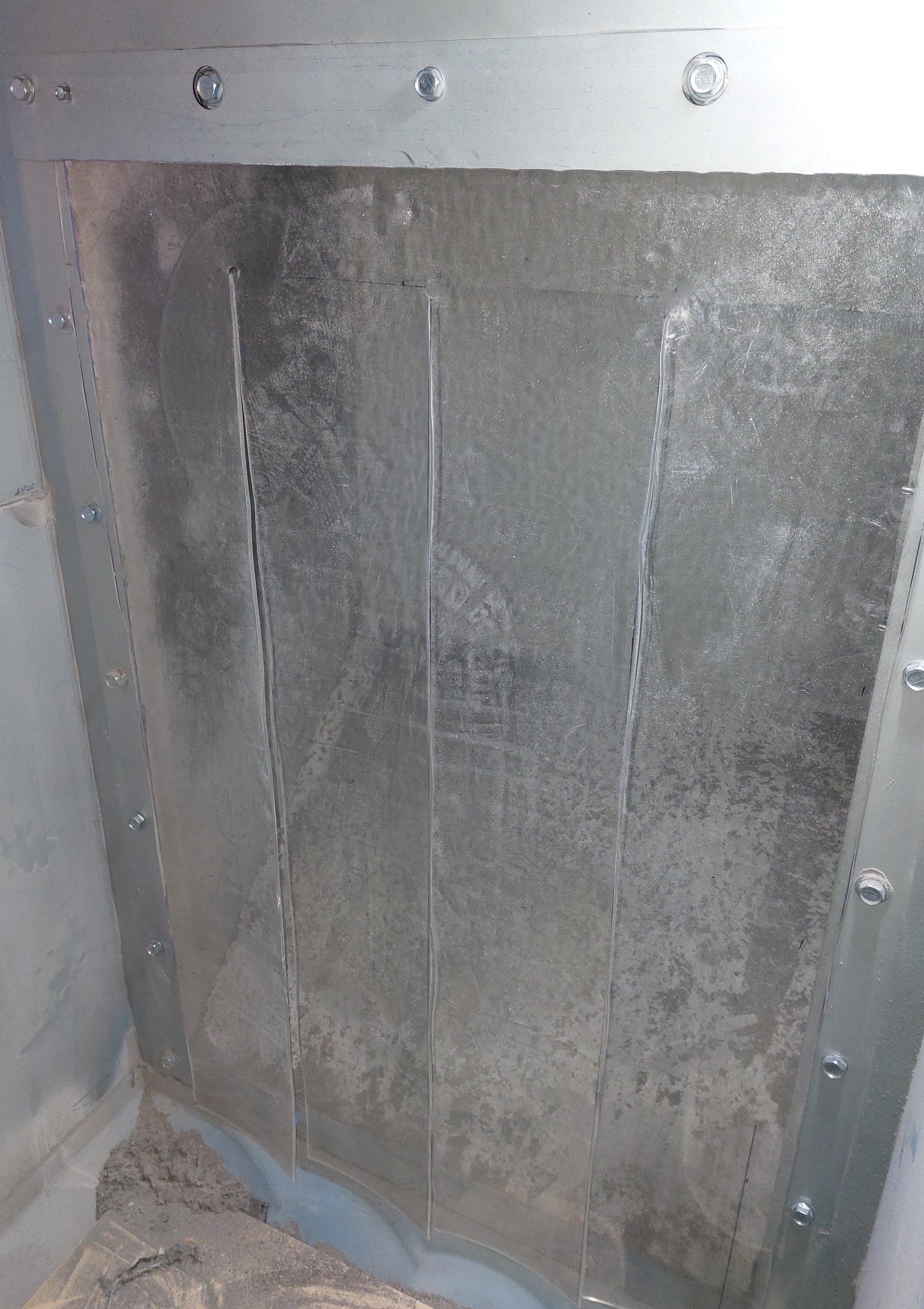 Mesure peu coûteuse avec un pré-séparateur mécanique, comme par exemple l'installation d'un rideau en PVC.