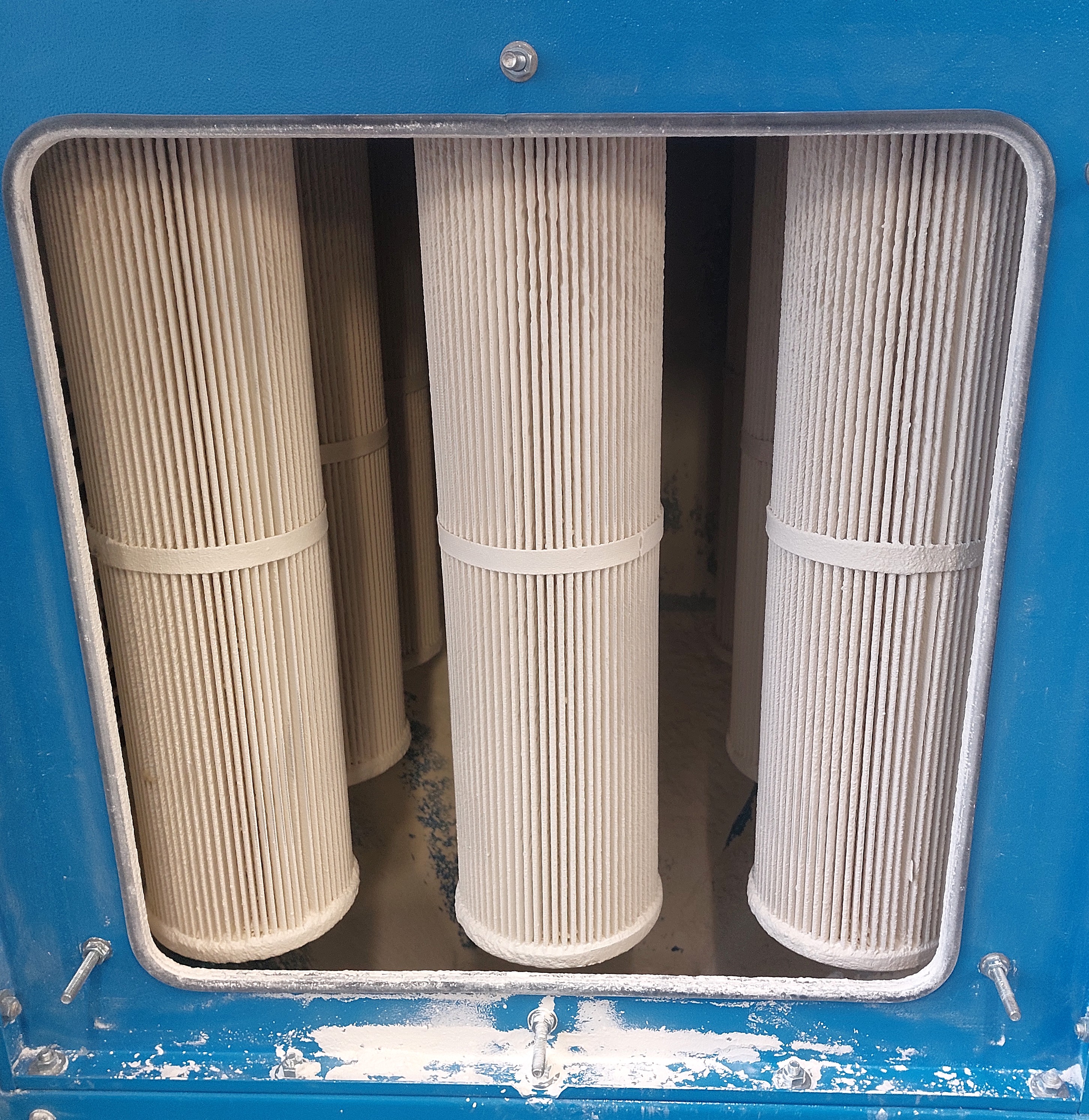 Les cartouches filtrantes sont recouvertes d'un adjuvant de filtration.